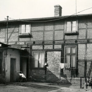 dwukondygnacyjny budynek drewniano-ceglany