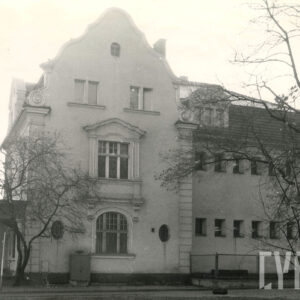 trzykondygnacyjny budynek z ozdobnym szczytem