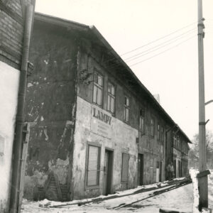 zaniedbane, dwukondygnacyjne proste budynki, zimowa sceneria