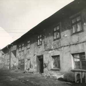 zaniedbane, dwukondygnacyjne, proste budynki