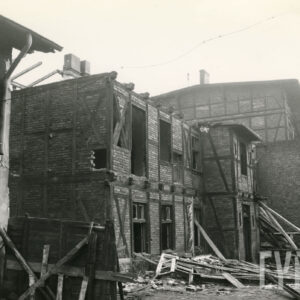 dwukondygnacyjny drewniano-ceglany budynek częściowo rozebrany