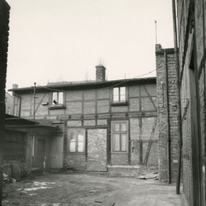 dwukondygnacyjny, drewniano-ceglany budynek