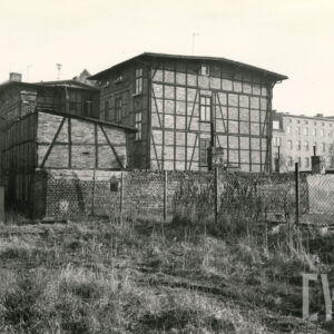 kilkukondygnacyjny narożny dom drewniano-ceglany