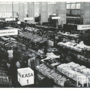 półki i wieszaki z artykułami odzieżowymi, widok z góry