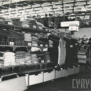 półki z artykułami odzieżowymi