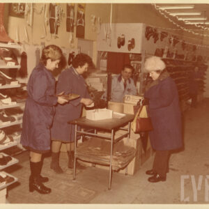 wnętrze sklepu z butami, klienci obsługiwani przez sprzedawczynie