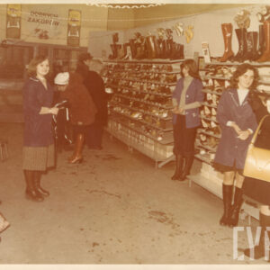 wnętrze sklepu z butami, klienci obsługiwani przez sprzedawczynie