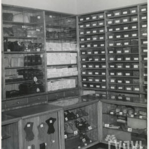 półki i lada z artykułami skórzanymi, z prawej strony na półkach pudełka