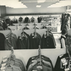 półki i wieszaki z artykułami odzieżowymi