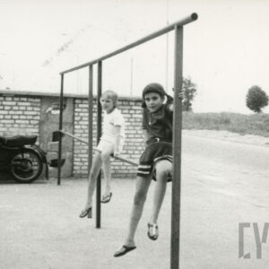 dzieci w czasie zabawy na trzepaku