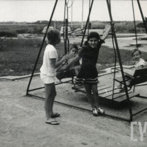 grupa dzieci bawiących się na huśtawce