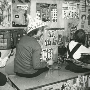 grupa dzieci tworzących prace plastyczne