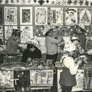 grupa dzieci tworzących prace plastyczne