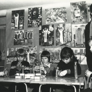 grupa dzieci tworzących figurki z masy plastycznej