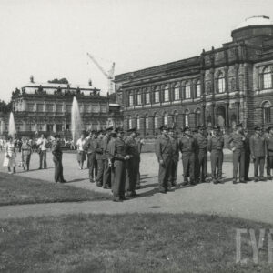 grupa mężczyzn w mundurach wojskowych na tle bogato zdobionych budynków