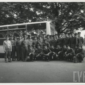 grupa mężczyzn w mundurach wojskowych na tle autobusu