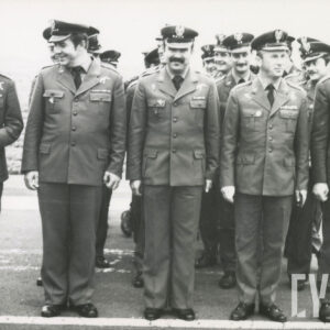 grupa mężczyzn w mundurach wojskowych