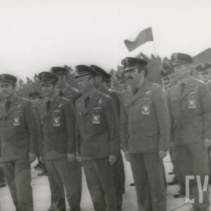 grupa mężczyzn w mundurach wojskowych