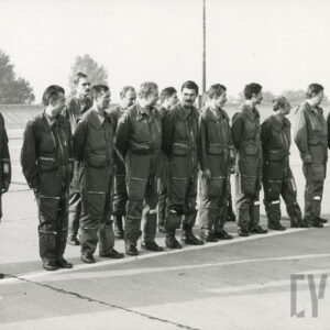 grupa mężczyzn w wojskowych kombinezonach lotniczych