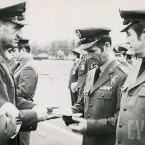 grupa mężczyzn w mundurach wojskowych