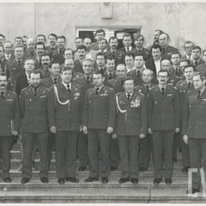 duża grupa mężczyzn w wojskowych mundurach pozuje na schodach do wspólnej fotografii