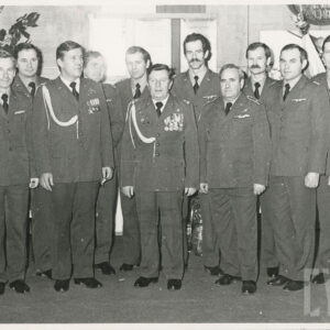 grupa mężczyzn w mundurach wojskowych pozuje do wspólnej fotografii