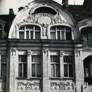 fragment dwóch ostatnich pięter kamienicy ze strychem zakończony zdobionym szczytem