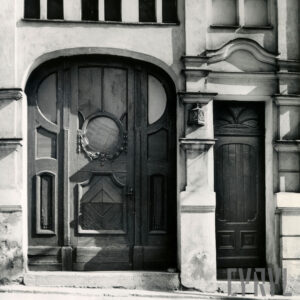 drewniane drzwi bramy bogato zdobione, z prawej drewniane, węższe drzwi