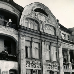 fragment dwóch ostatnich pięter kamienicy ze strychem zakończony zdobionym szczytem