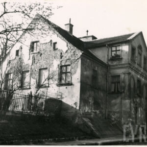 parterowy dom z mieszkalnym poddaszem, z wysuniętą częścią przednią budynku i skośnym dachem