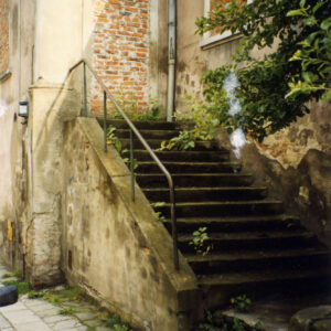 fragment elewacji z zamurowanymi otworami okiennymi i wejściem ze schodami