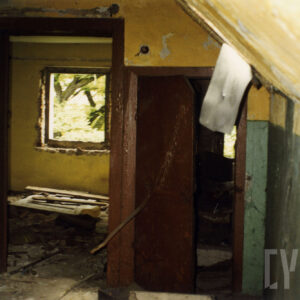 wnętrze ze skosami, dwukolorowa farba na ścianach, miejscami odpadająca, wejście do drugiego pomieszczenia