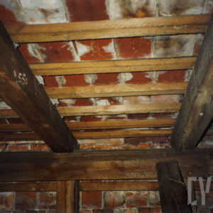 drewniano-ceglana konstrukcja wewnątrz pomieszczenia