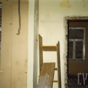 fragment wnętrza, na ścianach łuszcząca się i odpadająca farba