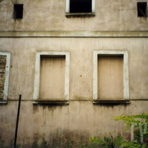 fragment elewacji budynku z zamurowanymi oknami