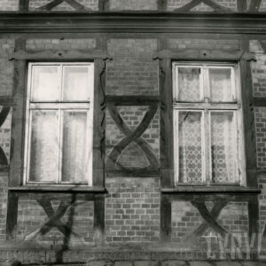 fragment ściany z dwoma oknami o konstrukcji szkieletowej, drewnianej, wypełnionej cegłami