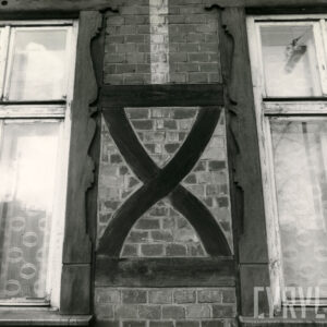 fragment ściany o konstrukcji szkieletowej, drewnianej, wypełnionej cegłami