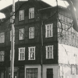 czterokondygnacyjny, drewniano-ceglany budynek z drewnianym poddaszem, w narożniku dwie kondygnacje z drewnianymi balkonami