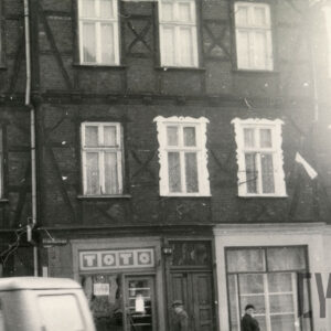 fragment elewacji czterokondygnacyjnego, drewniano-ceglanego budynku