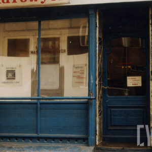 duże okno wystawowe i drzwi z szybą w ścianie budynku