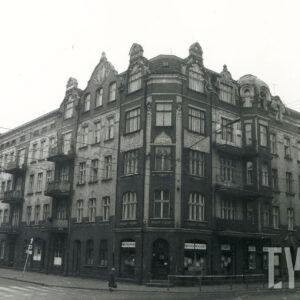 pięciokondygnacyjna kamienica narożna ze zdobionymi szczytami