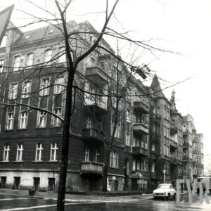 pierzeja kilkukondygnacyjnych kamienic z oknami, balkonami i wykuszami 