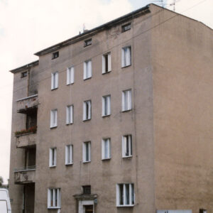 trzypiętrowy budynek murowany, otynkowany, w uskoku elewacji balkony