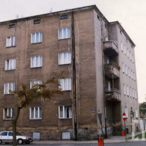 trzypiętrowy budynek murowany, otynkowany, w uskoku elewacji balkony