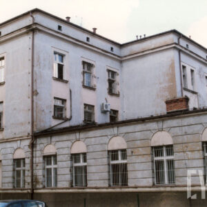 trzykondygnacyjny budynek, z przodu jednokondygnacyjna elewacja boczna