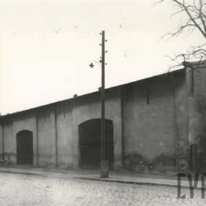 murowana stodoła ze spadzistym dachem i drewnianymi wrotami