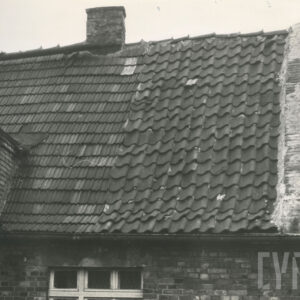 fragment dachu z kominem pokrytego dachówką