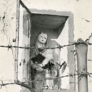 dolna część murowanej, piętrowej kapliczki z figurą Madonny