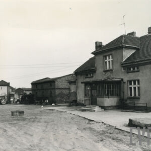 podwórze elewacja tylna domu mieszkalnego z wykuszem, po lewej w głębi zabudowania gospodarcze