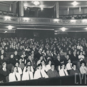 widok na widownię teatru, w fotelach siedzą ludzie